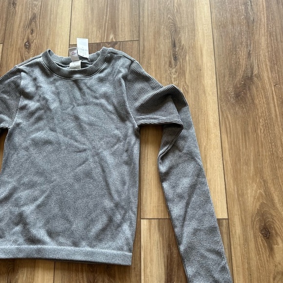 Old Navy women’s gray exhale seamless fitted rib Long Sleeve Top size medium NWT - Picture 3 of 5